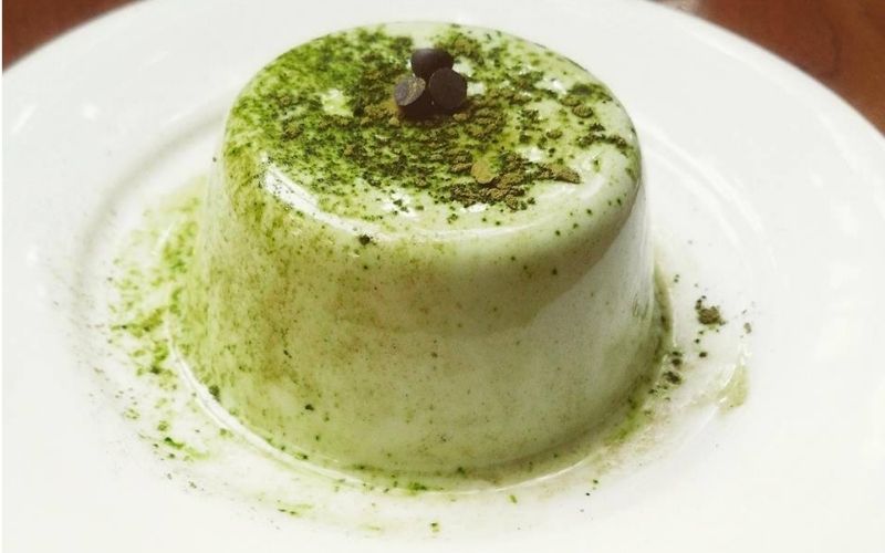 Tráng miệng mát lạnh, mềm mịn, giữ trọn vị béo và hương matcha