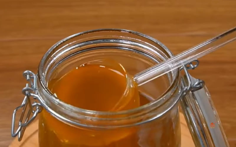 Người dùng rưới dầu mè lên món ăn để tăng hương. Người dùng rưới dầu mè lên món ăn để tăng hương.