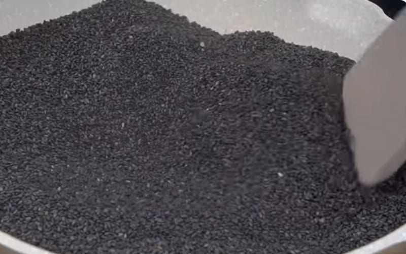 Người làm xào mè đều tay đến chín vàng. Người làm xào mè đều tay đến chín vàng.