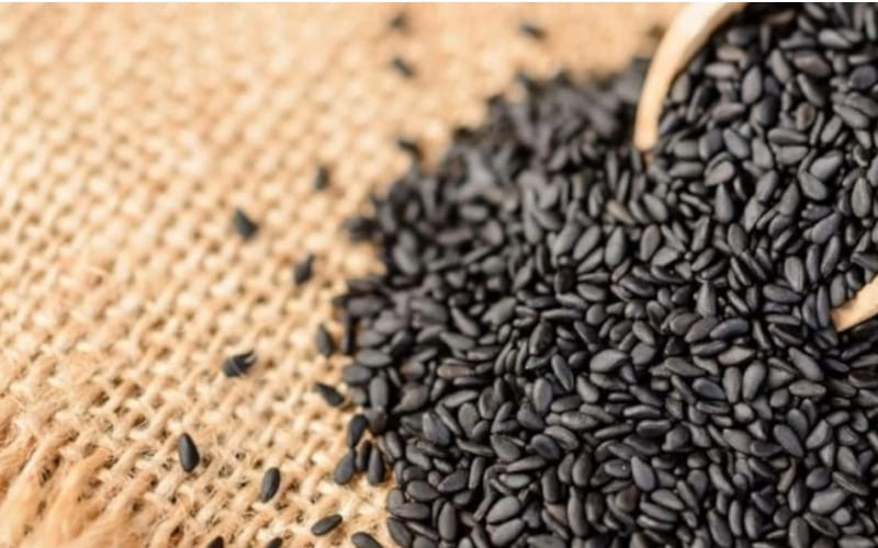 Người làm chọn hạt mè đen đều, sạch, thơm tự nhiên. Người làm chọn hạt mè đen đều, sạch, thơm tự nhiên.