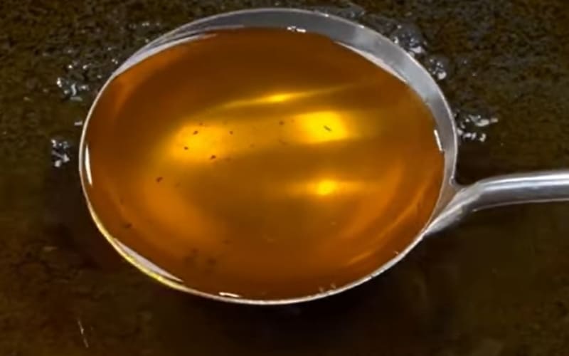 Người làm thu được dầu mè nguyên chất, thơm béo. Người làm thu được dầu mè nguyên chất, thơm béo.