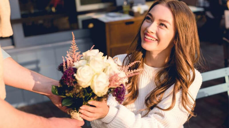 Tặng hoa chờ đợi