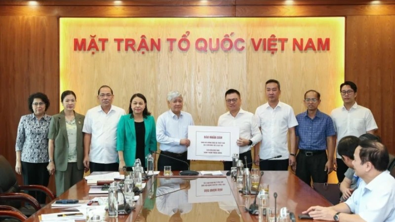 Ủng hộ trực tiếp bằng tiền mặt hoặc hiện vật