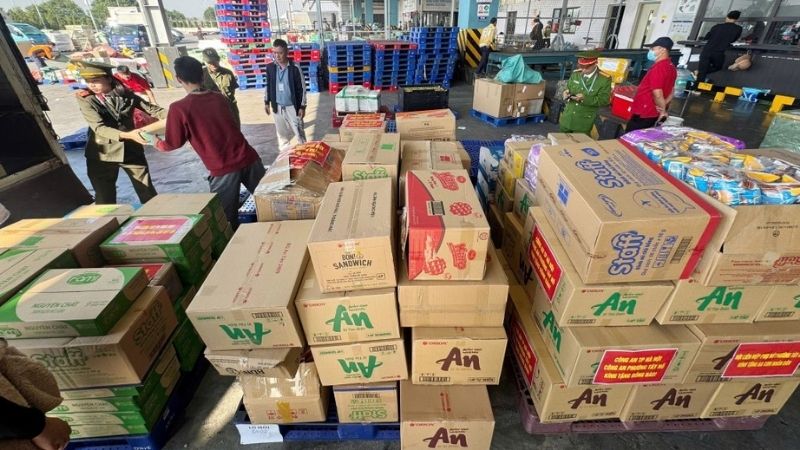 Điểm tập kết hàng hóa cứu trợ tại Hà Nội