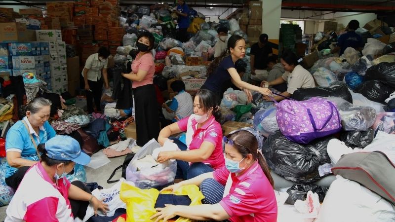 Bạn nên chia sẵn hàng hóa theo suất cho người dân vùng lũ