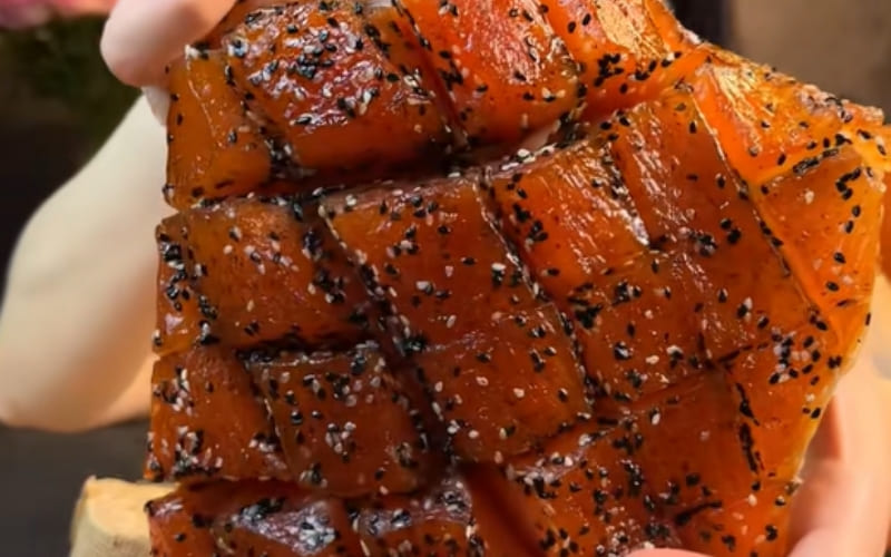 Mè rang tăng hương thơm và độ giòn hấp dẫn.