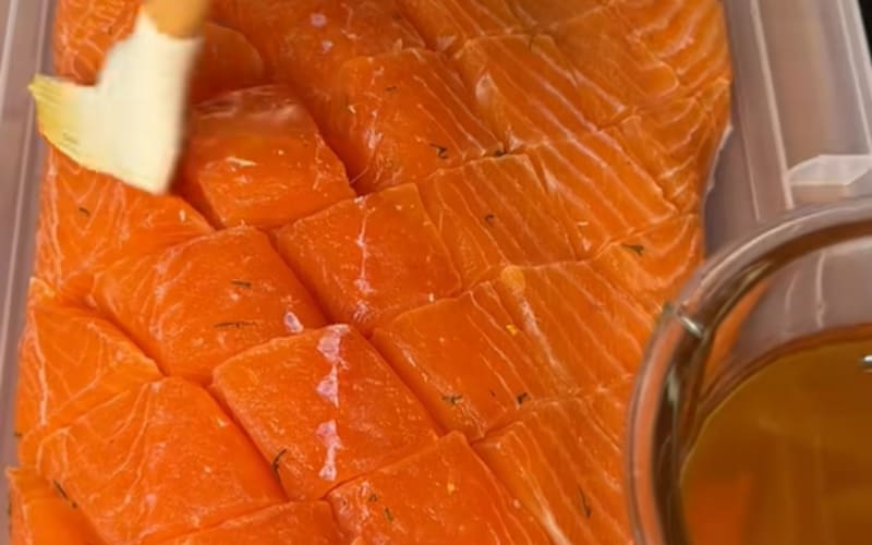 Phết siro làm cá bóng đẹp và ngọt vừa.