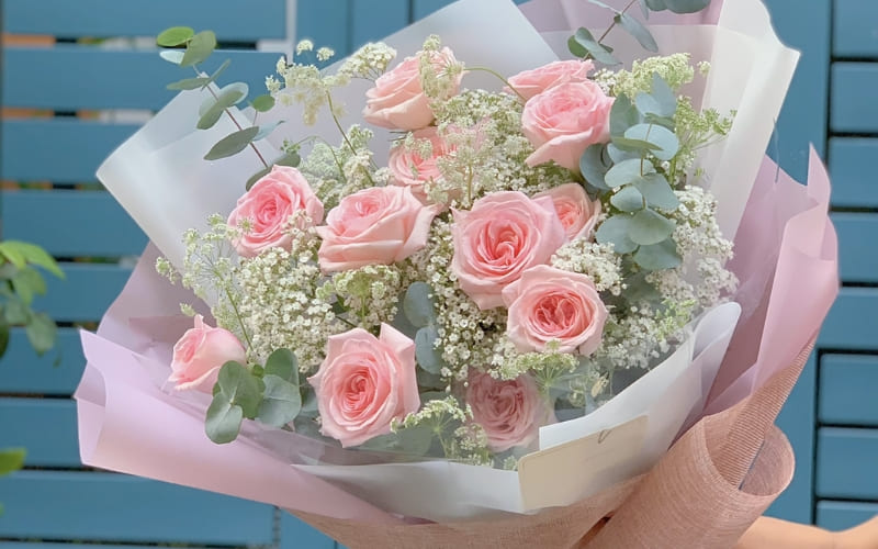 Số lượng hoa hồng kỷ niệm nhấn mạnh tình cảm bền lâu.