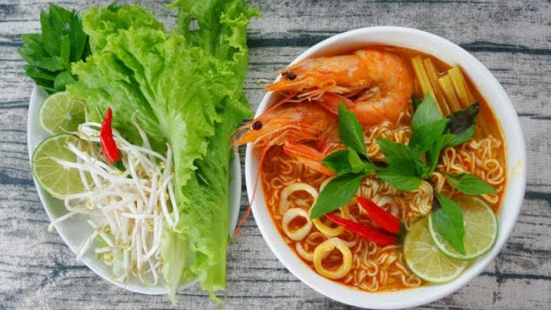 Với Mì nước Tôm Chua Cay