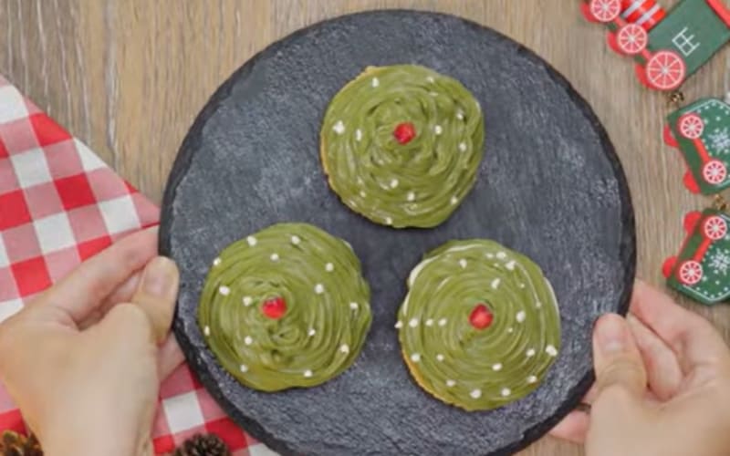 Bánh cho màu sắc nhã nhặn và vị ngọt nhẹ dễ chịu.