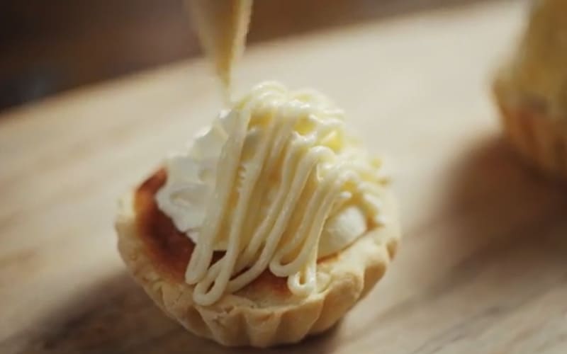 Các lớp bánh được kết hợp tinh tế tạo tổng thể hài hòa.