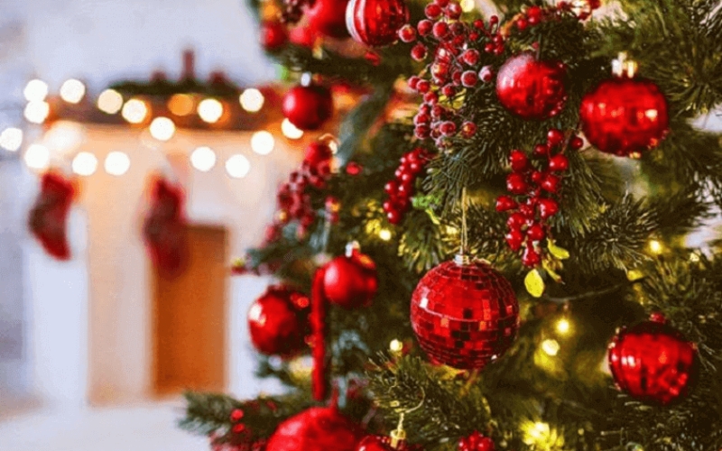 Quả châu đỏ và dây kim tuyến xanh lá làm cây thông thêm sinh động Quả châu đỏ và dây kim tuyến xanh lá làm cây thông thêm sinh động