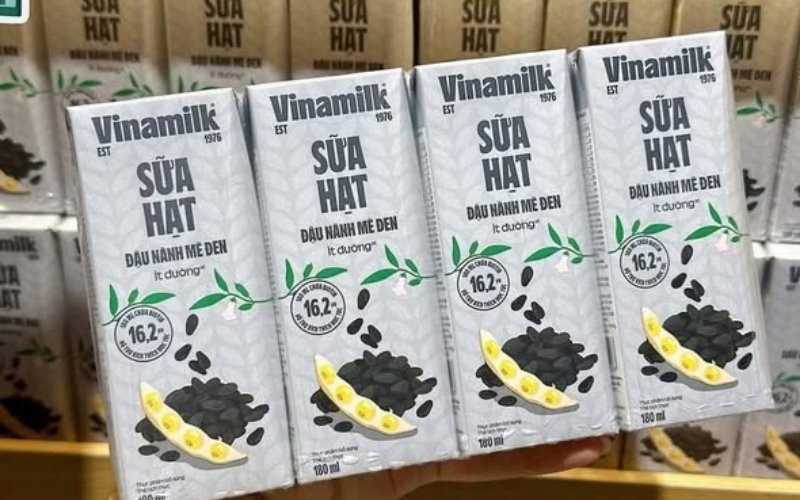 Sữa Đậu Nành Mè Đen Vinamilk cung cấp protein thực vật và khoáng chất, mang hương vị hài hòa, dễ uống Sữa Đậu Nành Mè Đen Vinamilk cung cấp protein thực vật và khoáng chất, mang hương vị hài hòa, dễ uống
