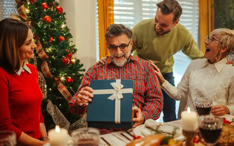 Ý nghĩa khi tặng quà Noel cho bố