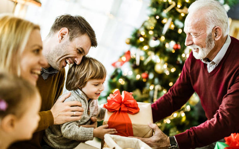 Cách chọn quà Noel phù hợp cho bố