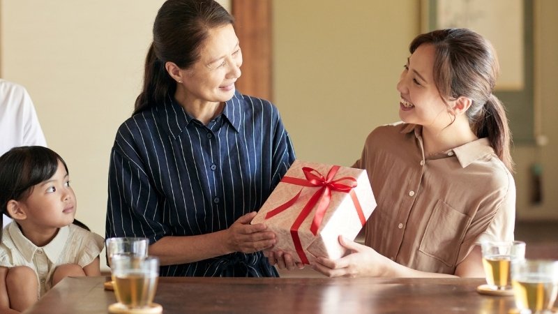 Tặng quà Noel cho mẹ là cách thể hiện tình yêu, sự biết ơn và mang lại niềm vui