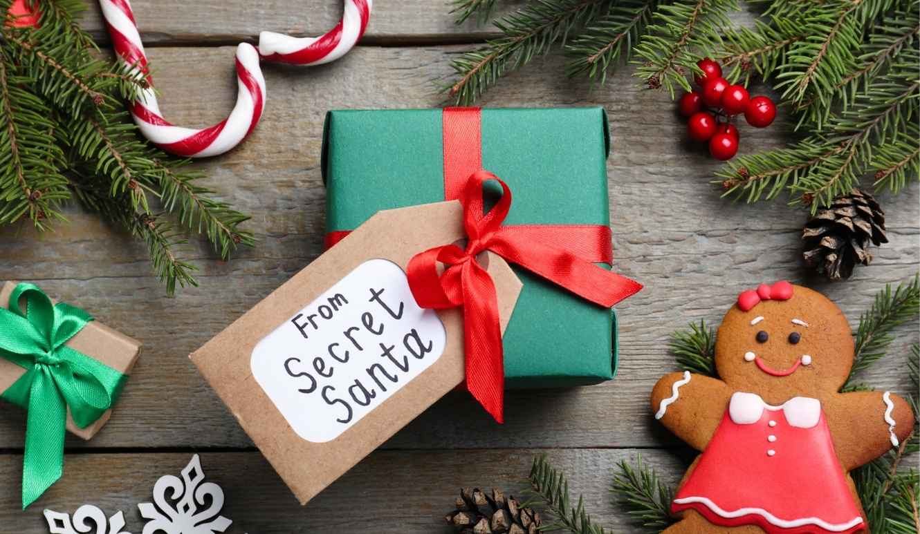 Secret Santa là gì? Cách tổ chức và gợi ý quà Giáng sinh bí mật văn phòng vui