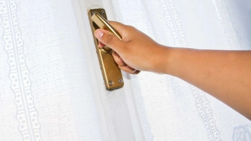 "Nội bất xuất, ngoại bất nhập": Đóng kín cửa ban công và cửa sổ