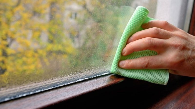 Xử lý cửa kính bị "đổ mồ hôi"