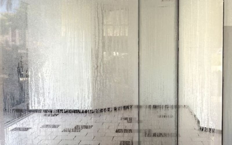 Việc dùng quá nhiều nước khiến sàn nhà lâu khô.