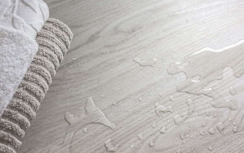 Cần cẩn thận khi đi lại để tránh trơn trượt nguy hiểm.