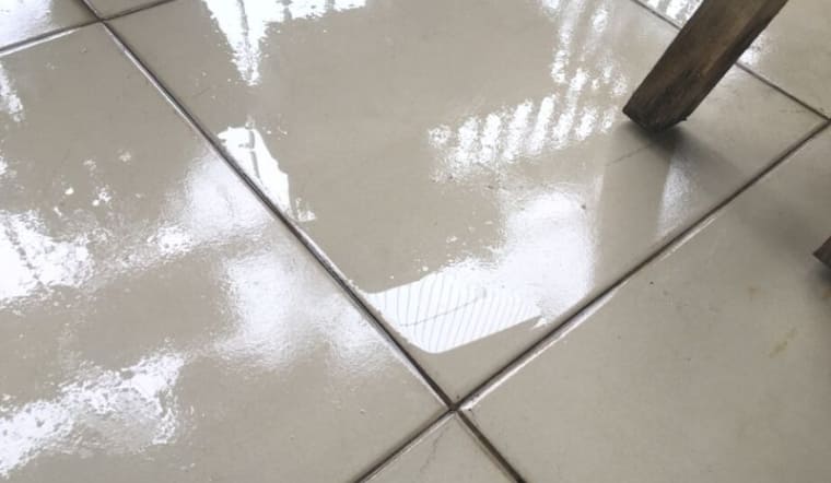  7 cách xử lý nền nhà bị nồm ẩm ướt, trơn trượt hiệu quả tức thì
