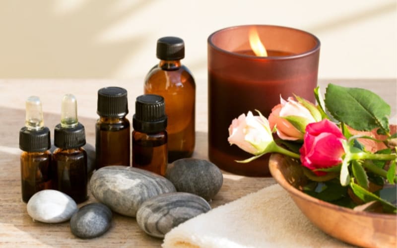 Nến và tinh dầu giúp giảm ẩm và tạo mùi dễ chịu.