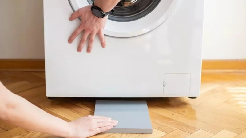 Đặt thiết bị cách xa sàn nhà