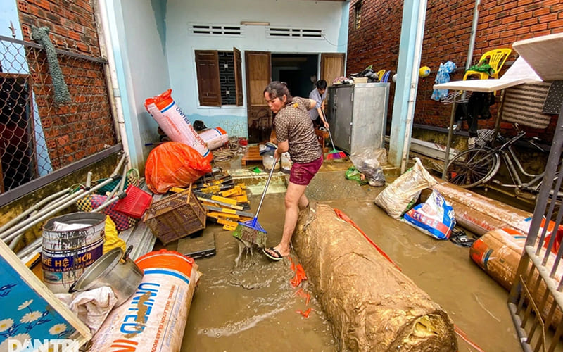 Vì sao cần dọn nhà đúng cách sau lũ lụt?