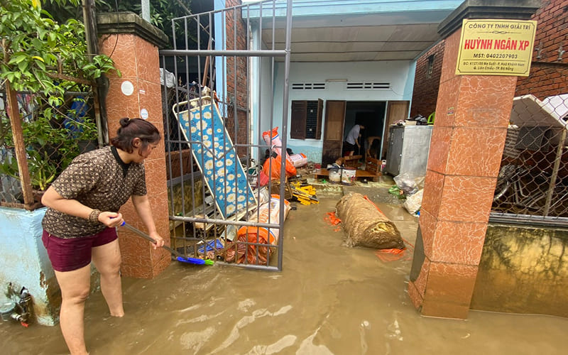 Dọn theo hướng nước rút để không kéo bùn ngược vào nhà