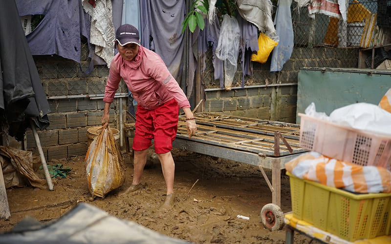 Bước 7 – Giặt thảm, chăn, rèm hoặc xử lý nếu hư hỏng