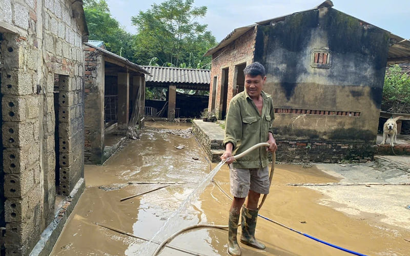 Bước 3 – Vệ sinh tường, nền nhà