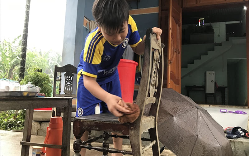 Bước 5 – Vệ sinh đồ gỗ, inox, nhựa