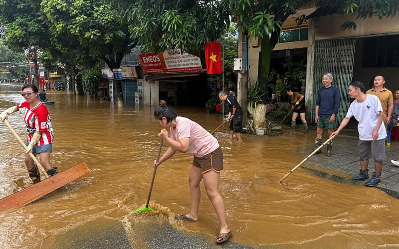 Bước 2 – Loại bỏ rác, bùn, nước đọng