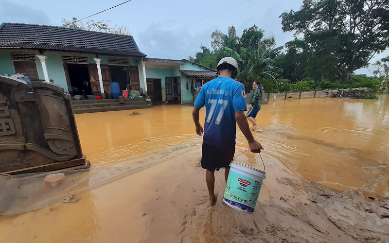 Không để bùn khô cứng vì sẽ cực gấp đôi