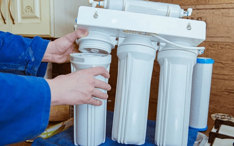 Thay lõi lọc định kỳ giúp duy trì chất lượng nước và tuổi thọ máy
