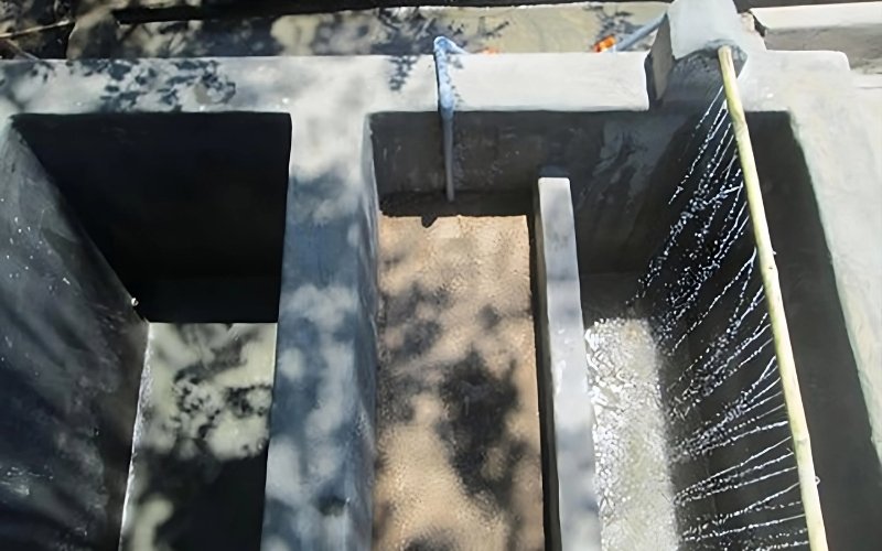 Bể lọc nước giúp loại bỏ cặn bẩn và vi sinh vật, phù hợp gia đình sử dụng nước lớn