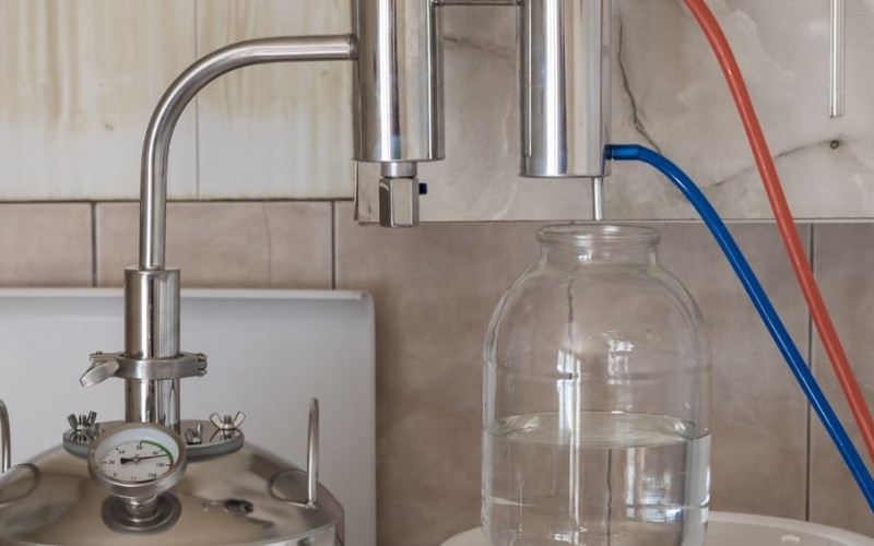 Chưng cất tạo nước tinh khiết, loại bỏ vi khuẩn, virus và các hợp chất hóa học