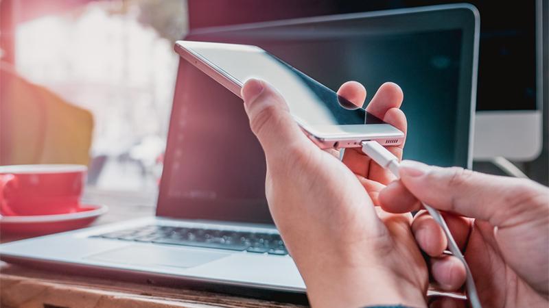 Sạc điện thoại bằng laptop