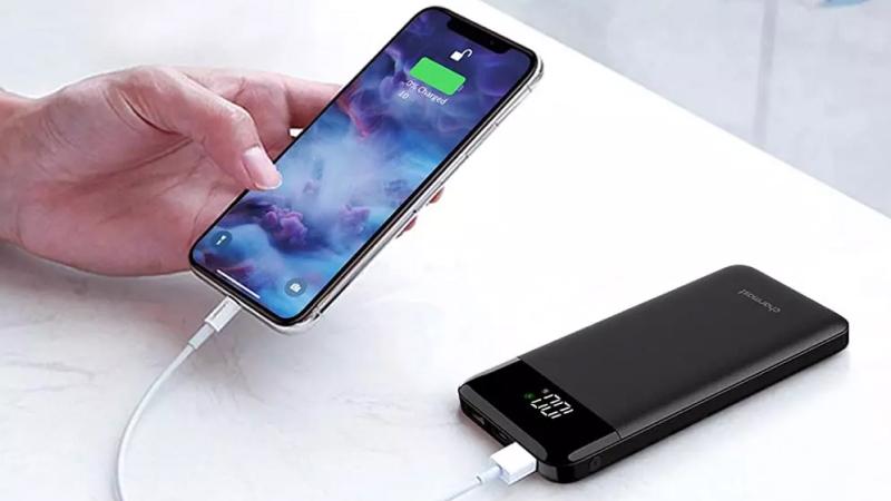 Dùng sạc dự phòng sạc điện thoại