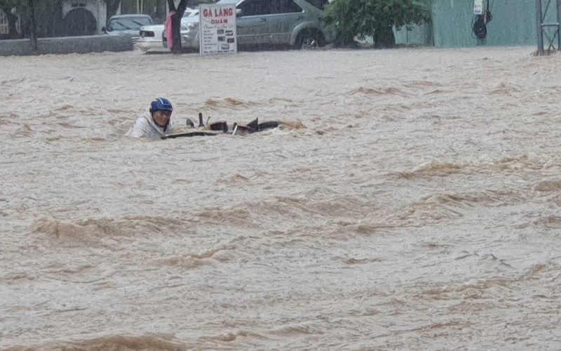 Kỹ năng thoát hiểm khẩn cấp nếu bị nước cuốn trôi Kỹ năng thoát hiểm khẩn cấp nếu bị nước cuốn trôi