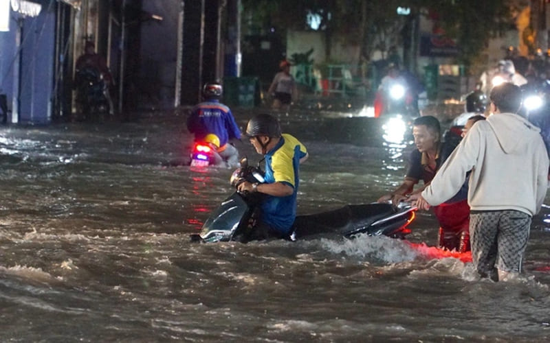 Không đi khi nước chảy quá mạnh (nhìn thấy bọt trắng/rác trôi nhanh) Không đi khi nước chảy quá mạnh (nhìn thấy bọt trắng/rác trôi nhanh)