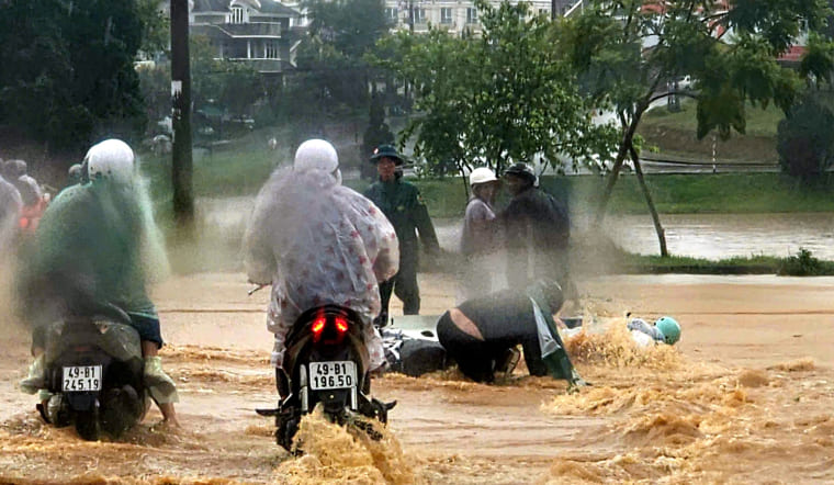 Cách di chuyển an toàn qua vùng nước chảy xiết: Kỹ năng sinh tồn phải biết