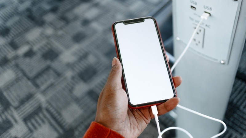 Không nên vừa sạc vừa dùng điện thoại Không nên vừa sạc vừa dùng điện thoại