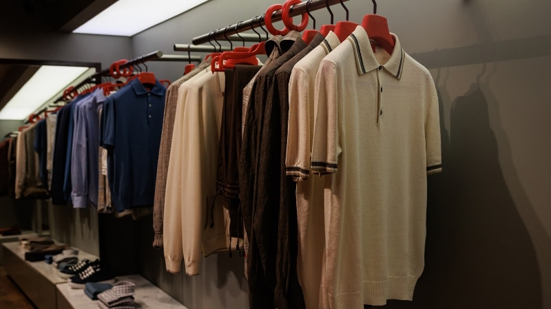 Không nên tặng quần áo, giày dép cho nam