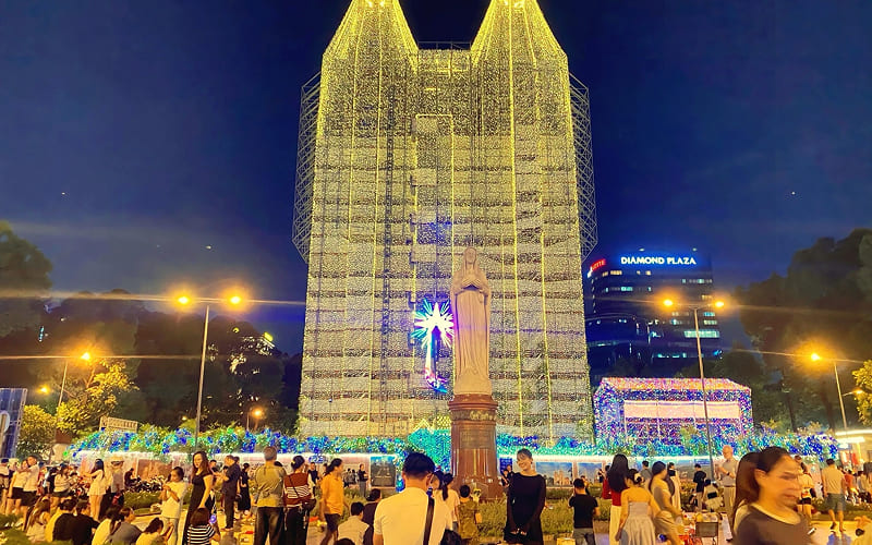 Nhà thờ Đức Bà – Nhà hát Thành Phố – khu trung tâm sôi động