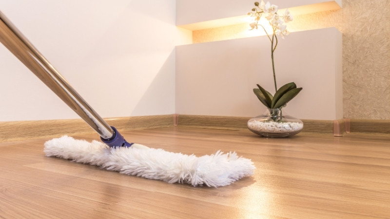 Chỉ lau sàn gỗ với khăn hoặc cây lau hơi ẩm, tránh để nước đọng trên bề mặt