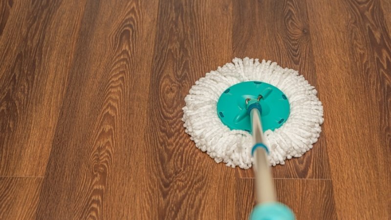 Tránh lau sàn quá ướt, dùng hóa chất mạnh, bỏ qua lau khô và bảo dưỡng