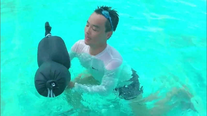 Cách 1: Làm phao cứu sinh từ quần dài (Phương pháp "Phao chữ U")