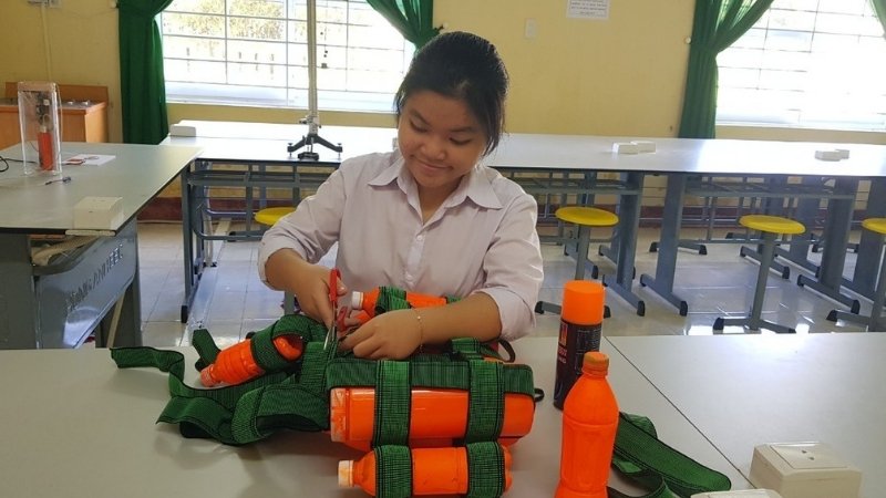 Cách 2: Kết bè nổi mini từ vỏ chai nhựa (Chai PET)